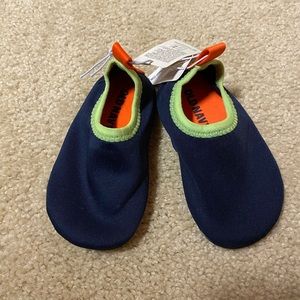 NWT 6-12m water shoes - Old Navy